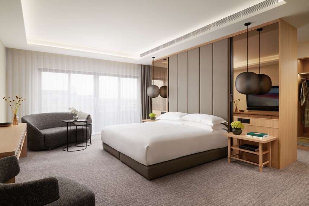 Guest Room,Bed,Bedding,Suite,On-Site