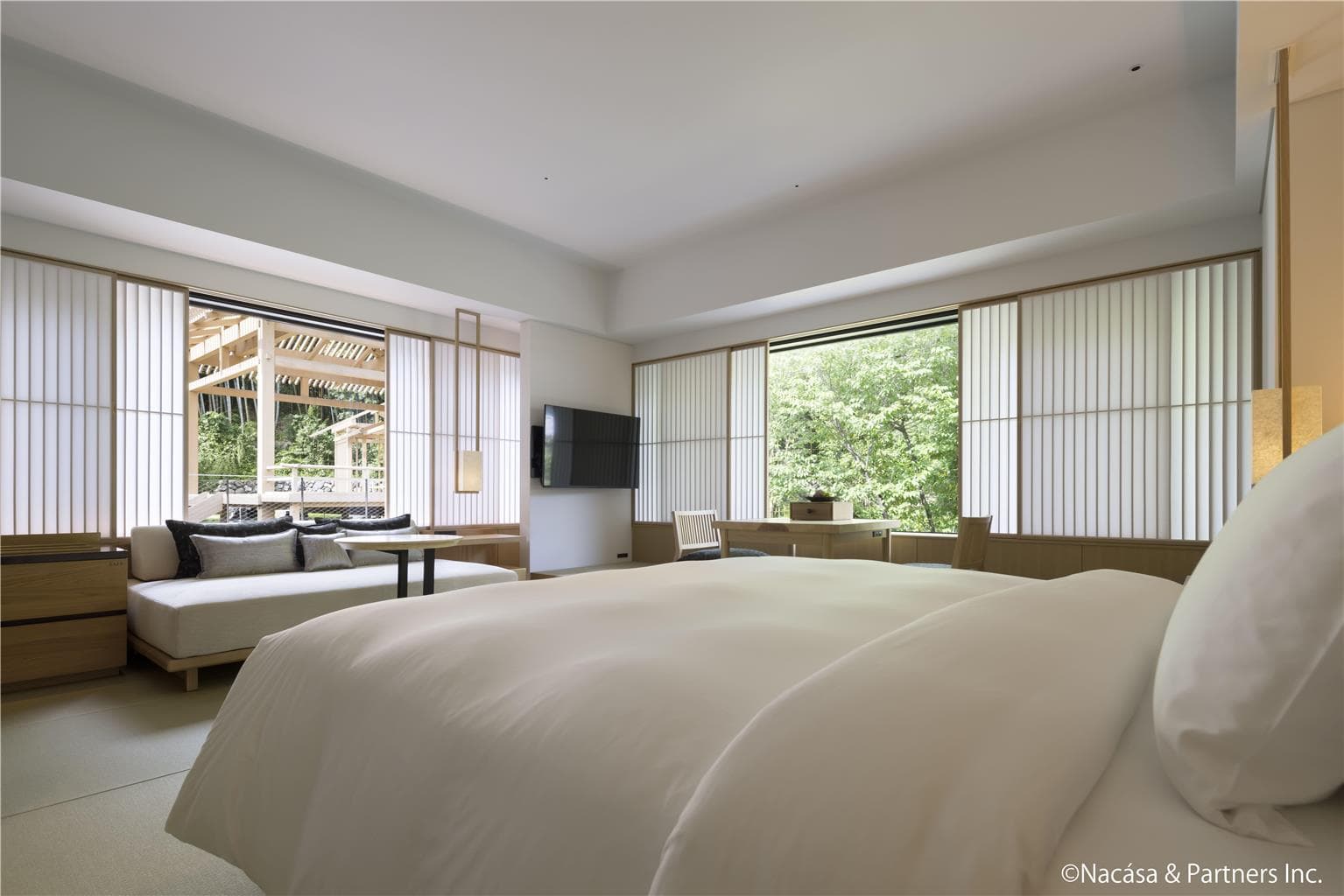 Guest Room,Bed,Bedding,Guest Room Amenity,TV and multimedia,Living Area,Architecture,Indoor/Interior,On-Site,Business/Events,Bus