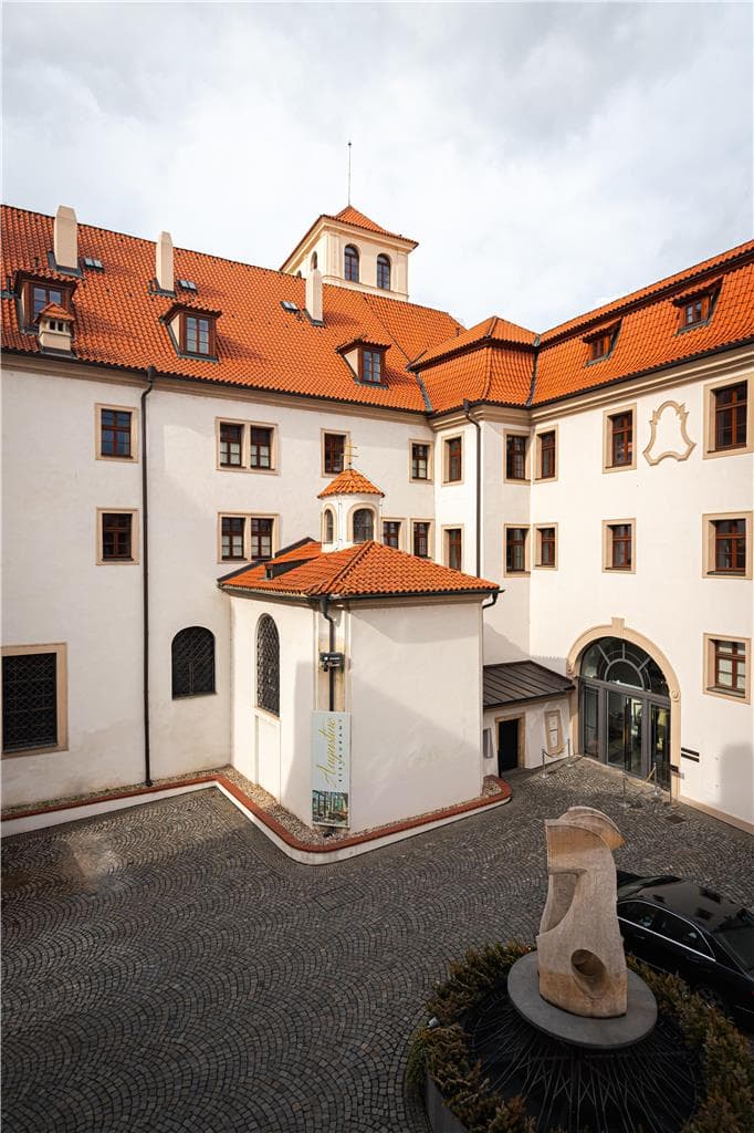 On-Site,Outdoor/Exterior,Courtyard