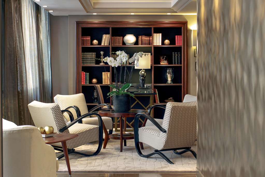 Indoor/Interior,On-Site,Lobby
