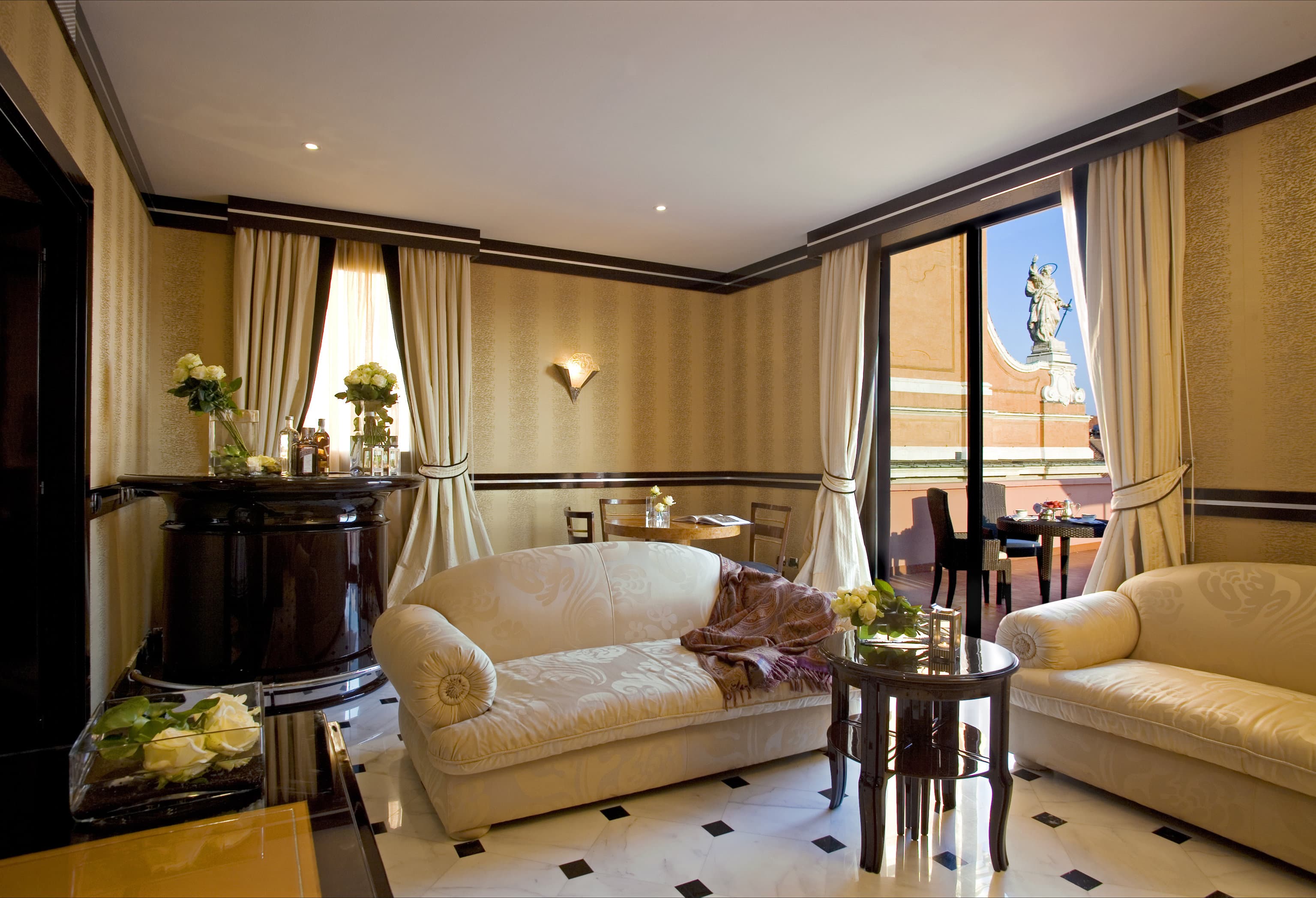 Art Deco Terrace Suite - Living room