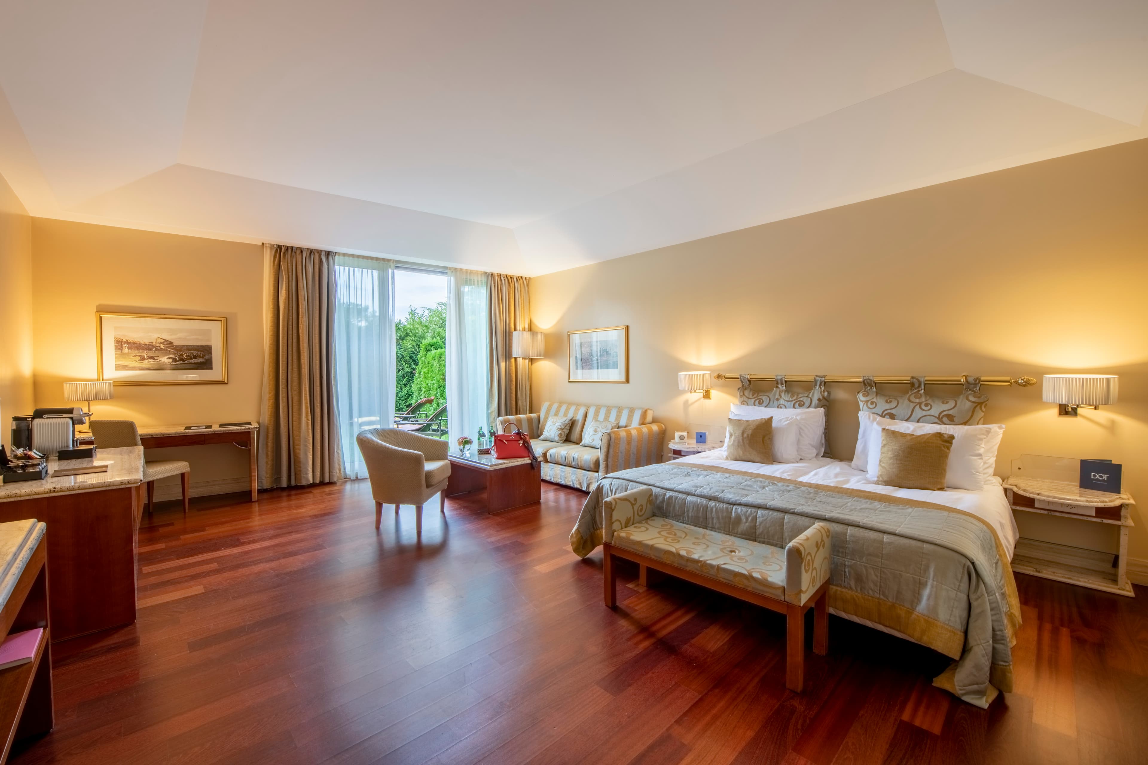 Deluxe one bedroom suite 2