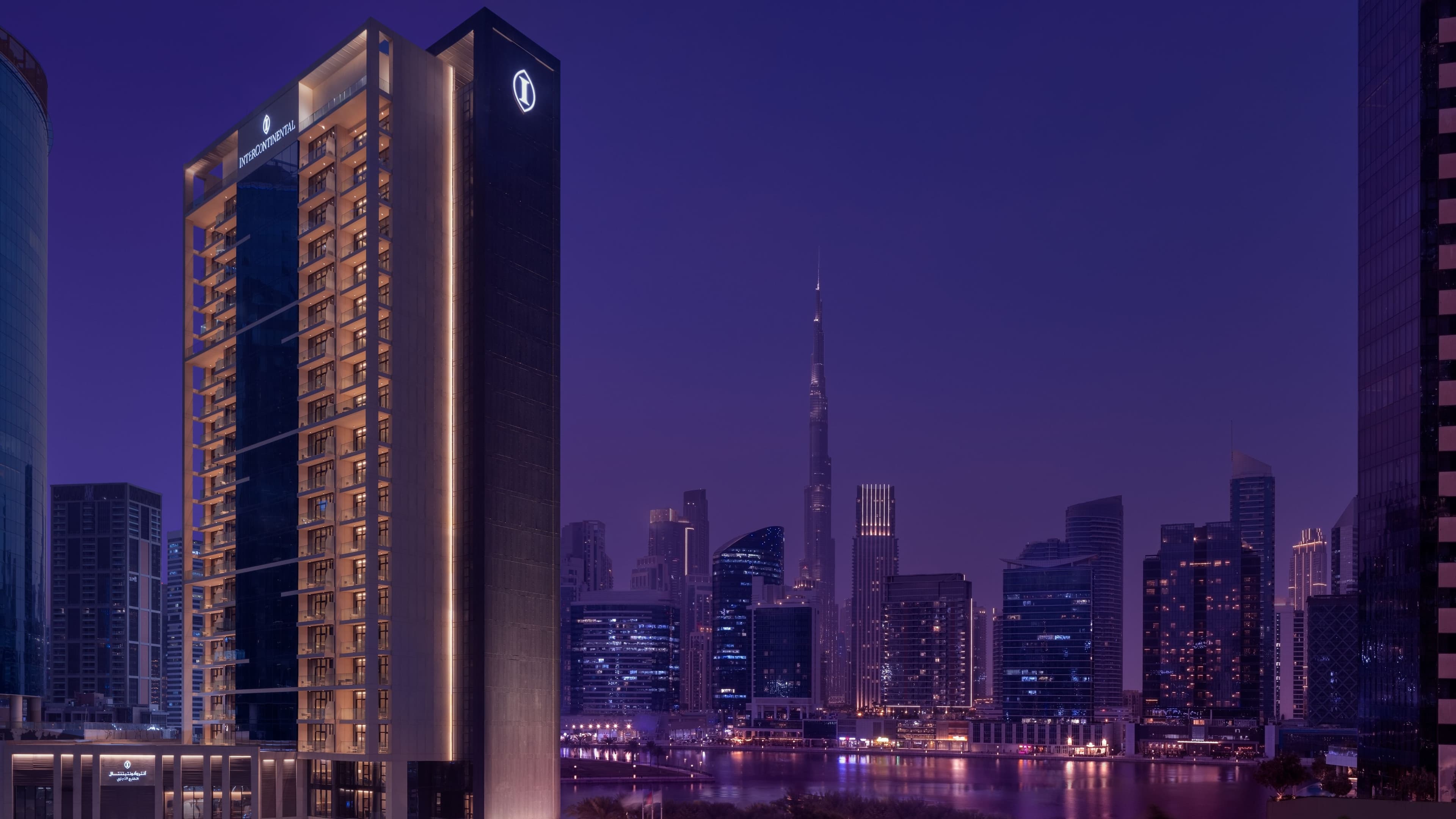 Immerse yourself in the breathtaking views of Burj Khalifa 