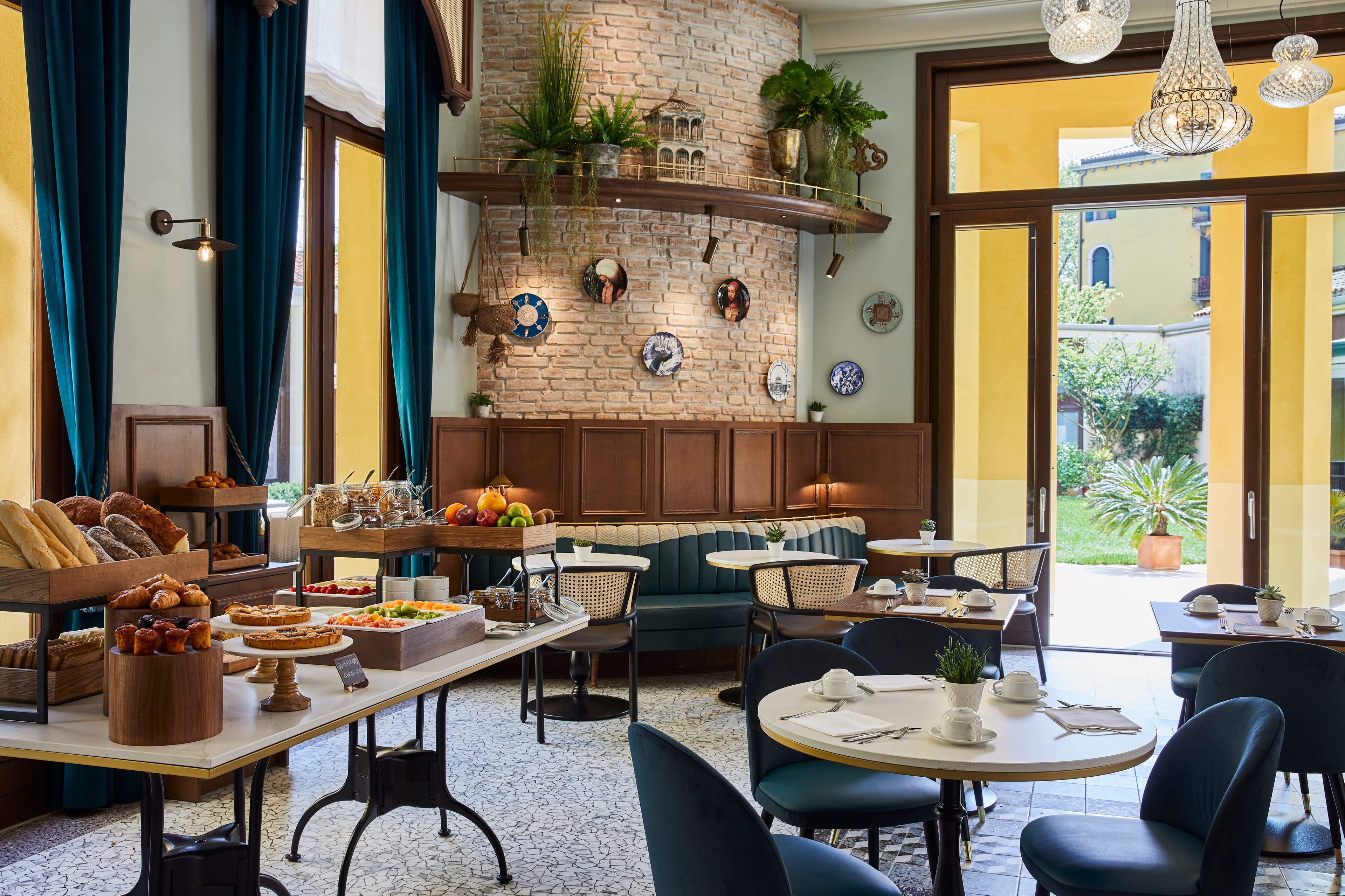 Let yourself be tempted by our delicious breakfast buffet