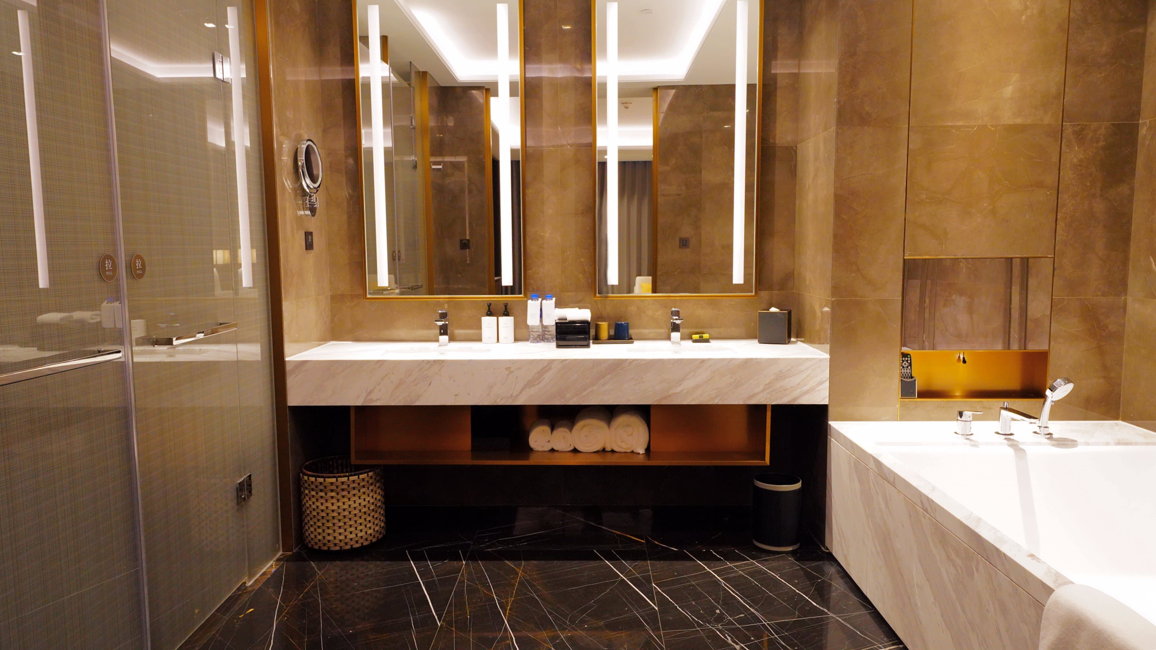 1 King Bed Premium Suite Lounge Access